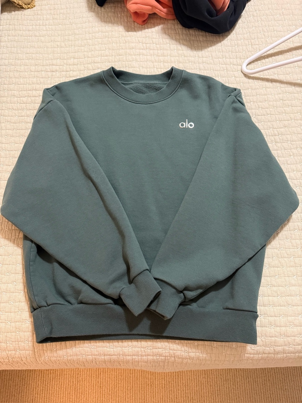 ALO Accolade Crewneck Sweatshirt in Dark Green